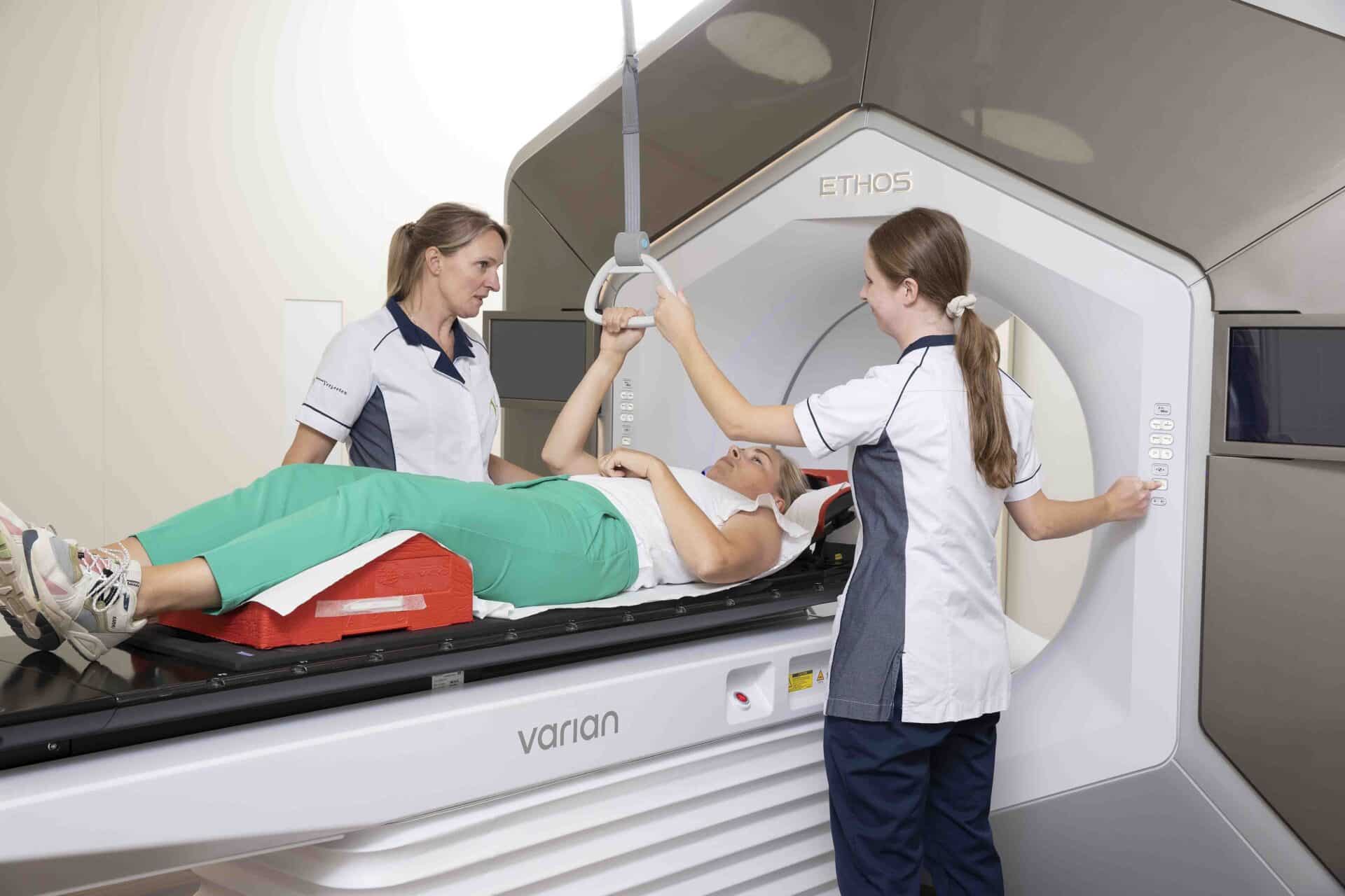 Medewerkers op de afdeling Radiotherapie van Instituut Verbeeten aan het werk