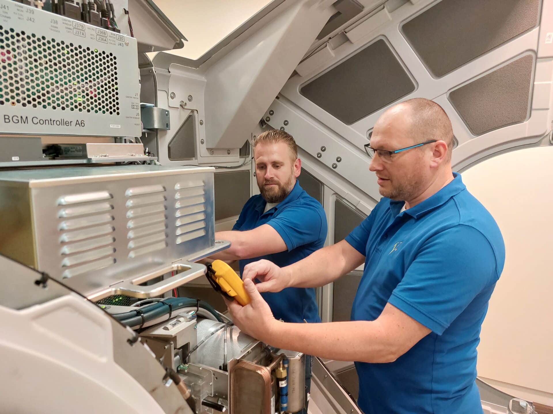 Onderhoud aan een bestralingstoestel door een versnellertechnicus van Instituut Verbeeten