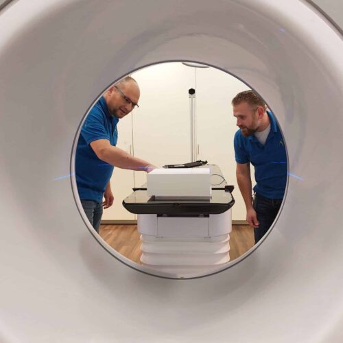 Onderhoud aan een bestralingstoestel door een versnellertechnicus van Instituut Verbeeten