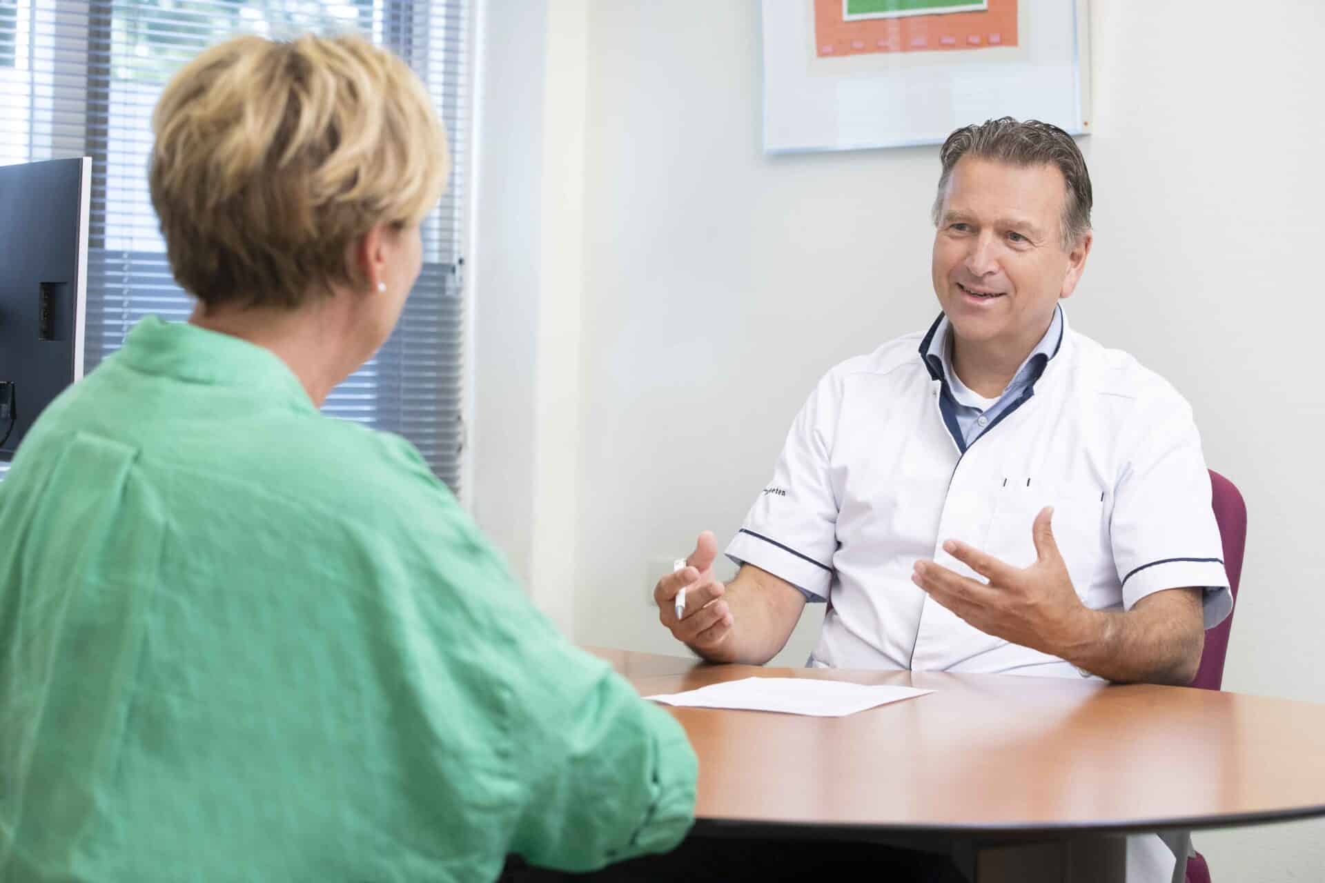 Gesprek arts en patiënt bij Instituut Verbeeten