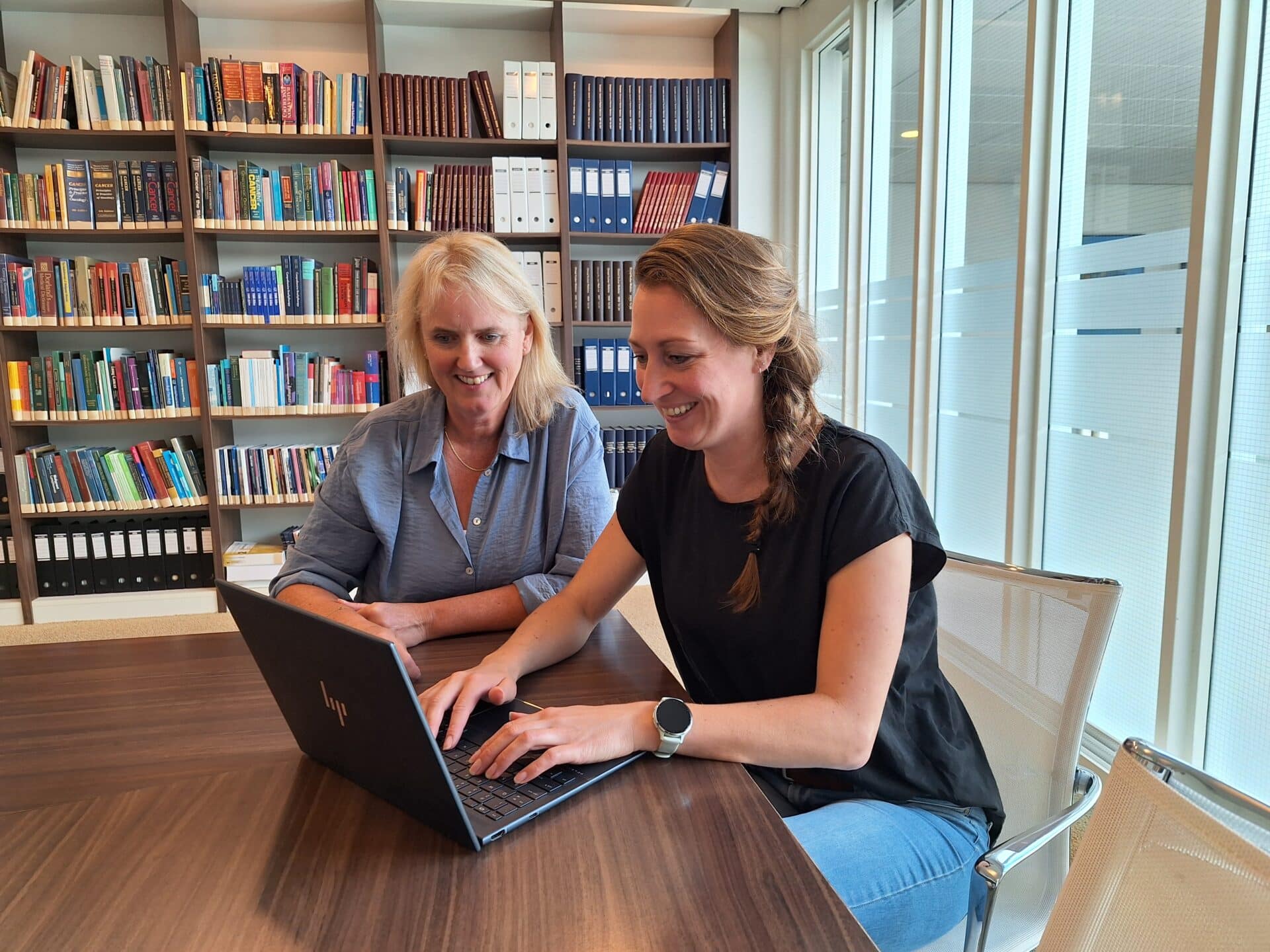 Lisette van Miert (links) en Annet van Gorp in overleg.