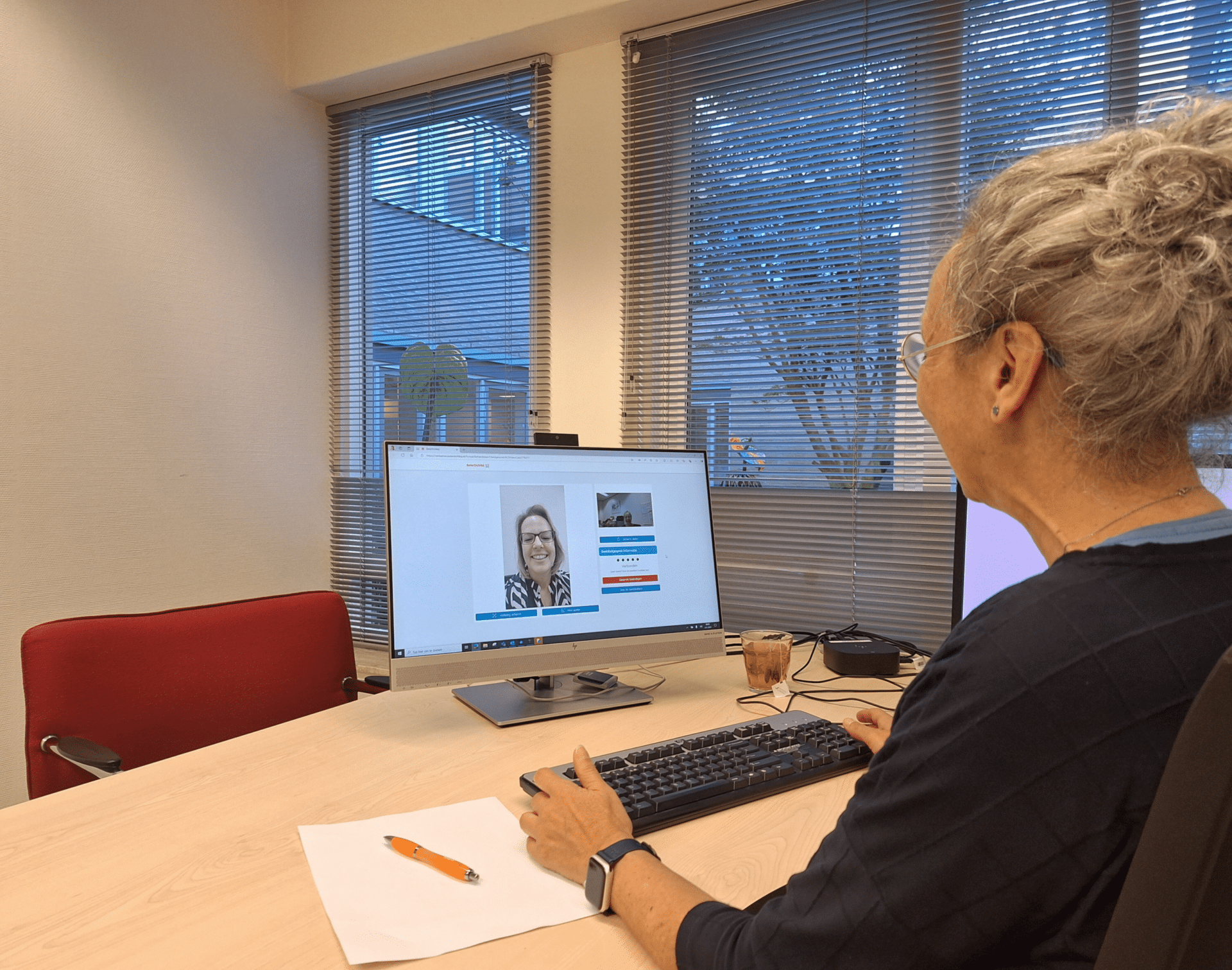 Marjolanda Kennis in gesprek via BeterDichtbij, een gratis app waarmee ze eenvoudig en veilig kan beeldbellen met haar patiënt