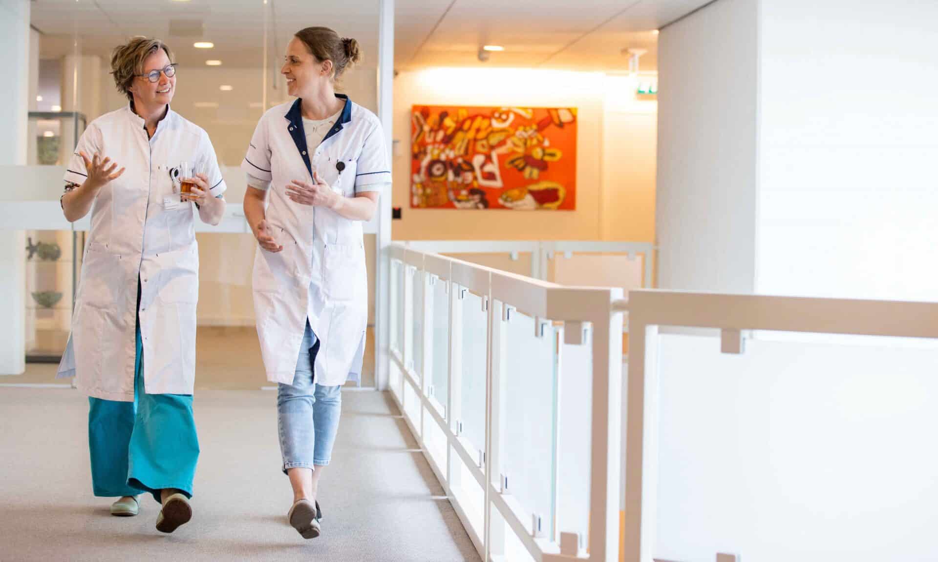 Radiotherapeut-oncologen Eva de Wee en Maaike Schippers in gesprek