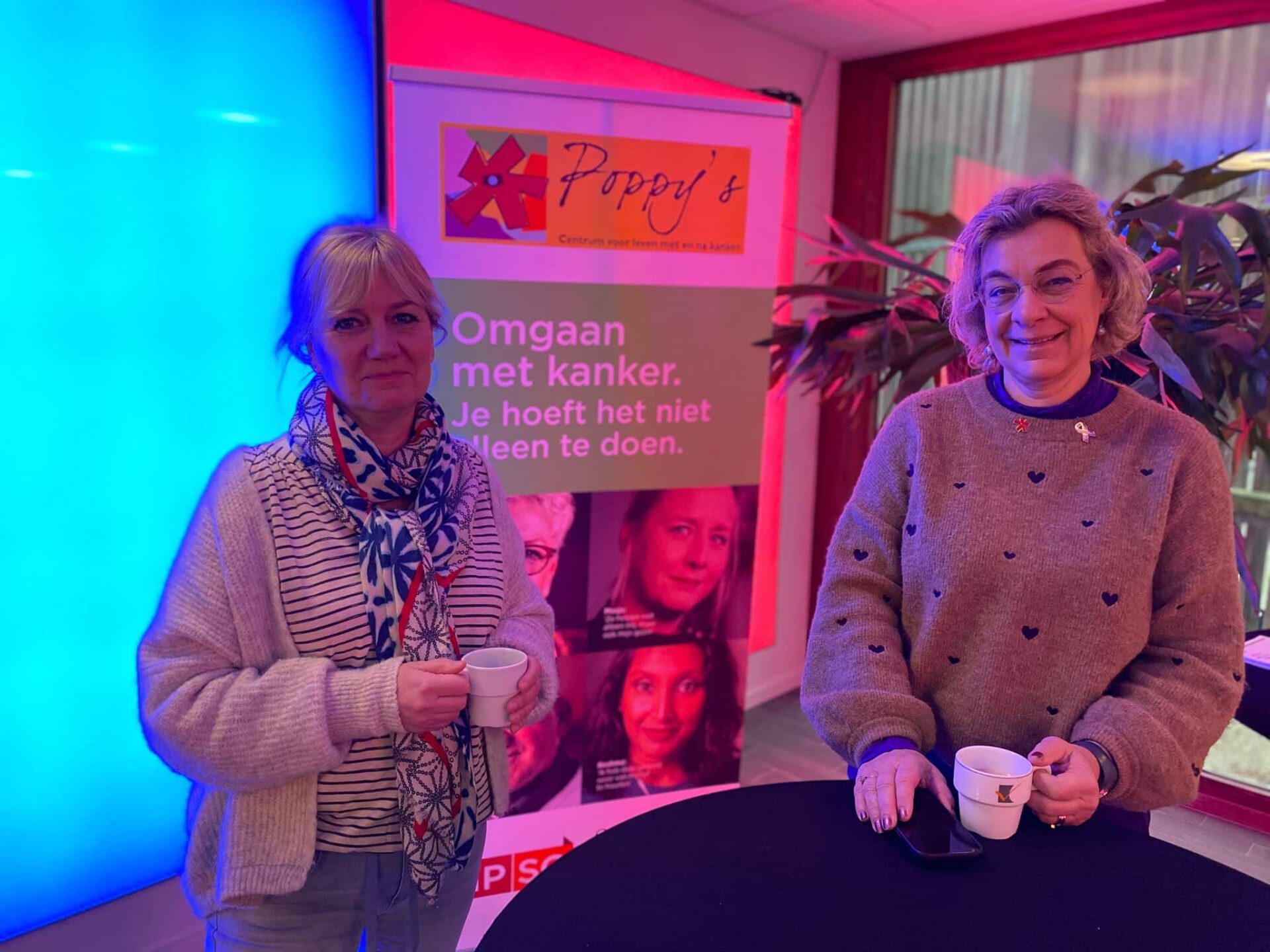 Links Dianne Backelandt, lid Cliëntenraad en rechts een vrijwilliger van Poppy’s