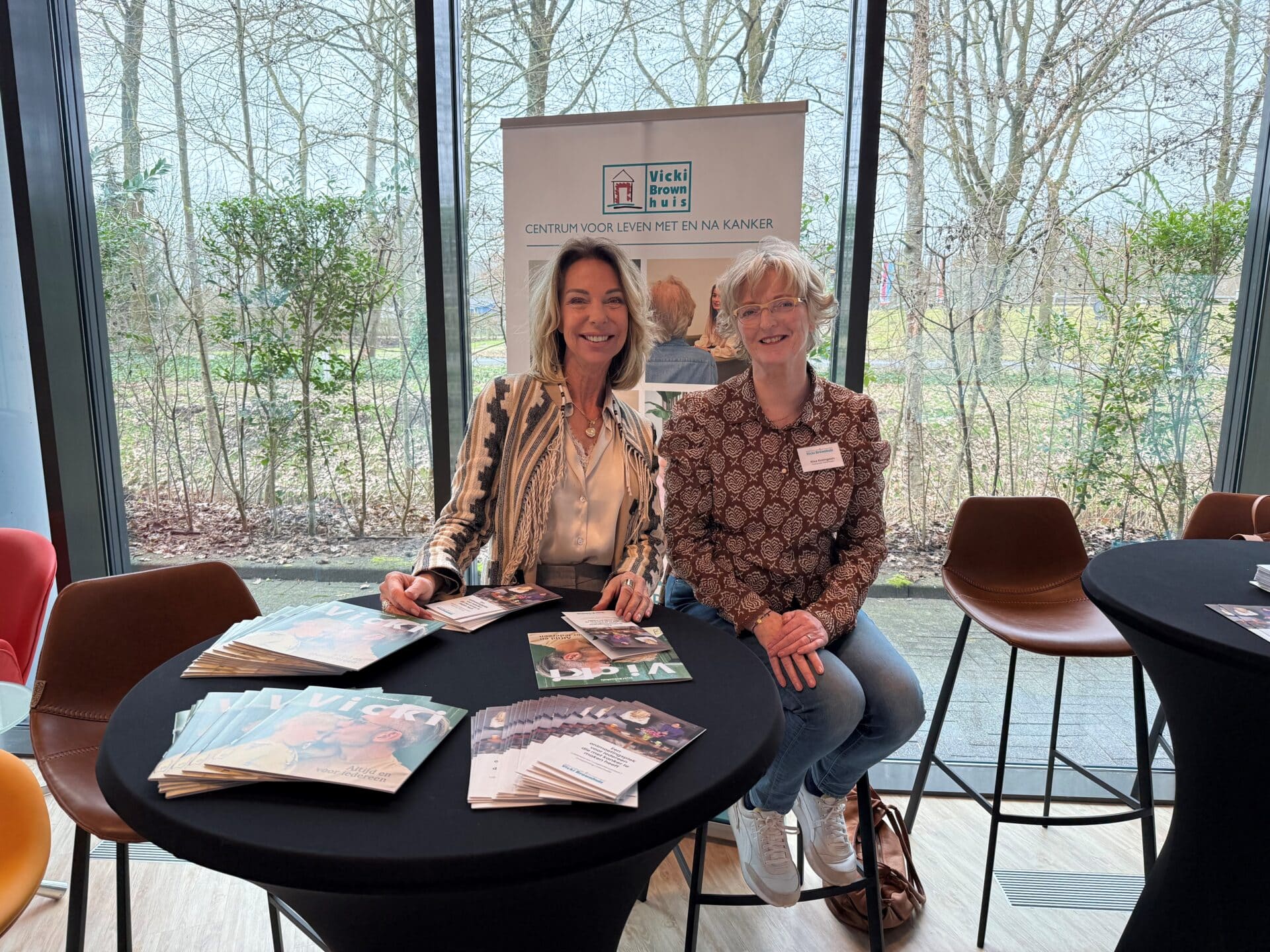 Links Angeli Engels, voorzitter van de Cliëntenraad, en rechts een vrijwilliger van het Vicki Brownhuis